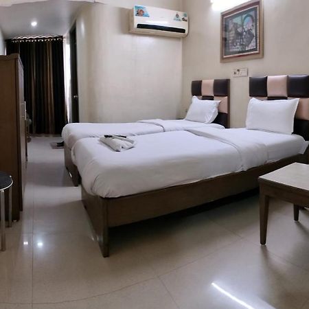 Hotel Zenith Surat Zewnętrze zdjęcie