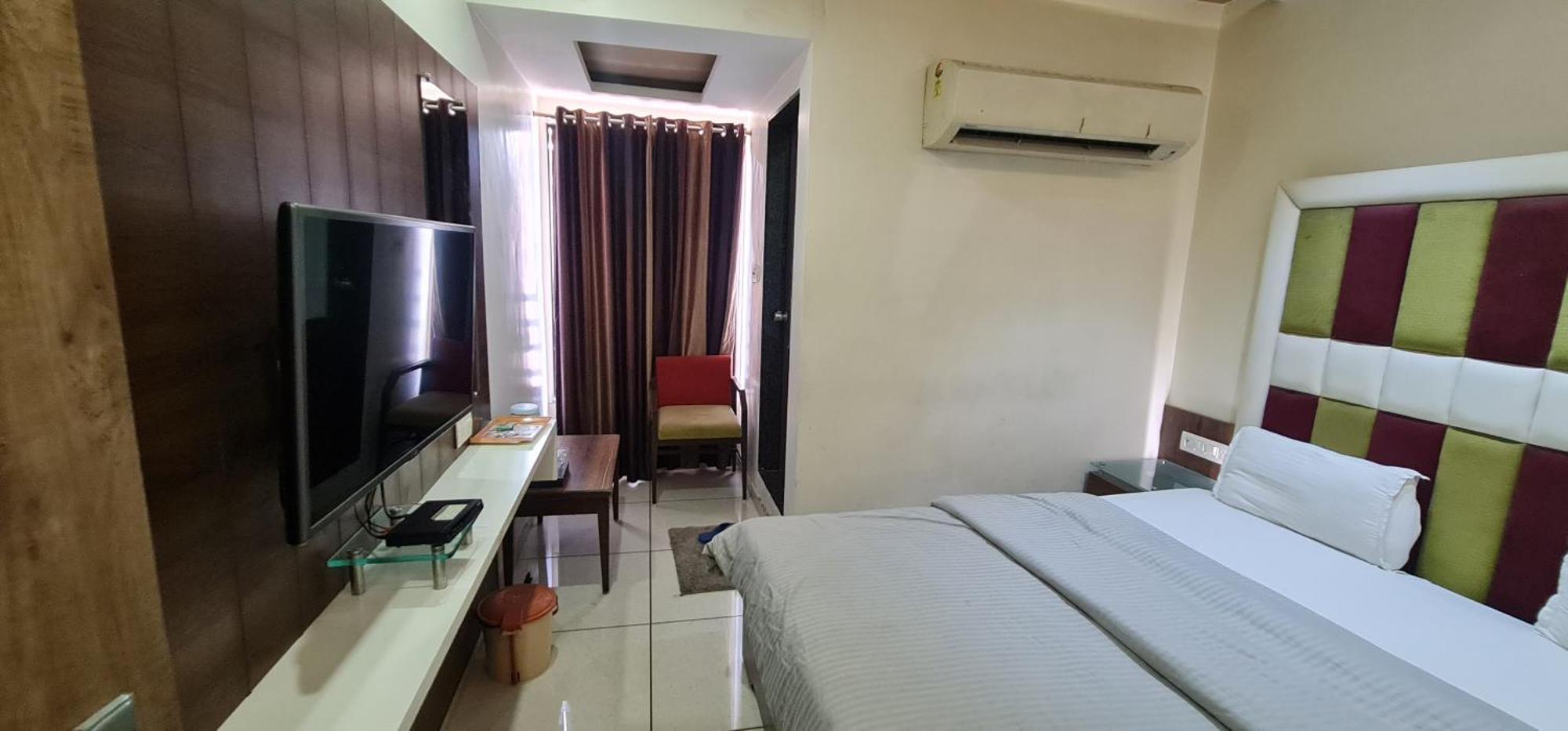 Hotel Zenith Surat Zewnętrze zdjęcie