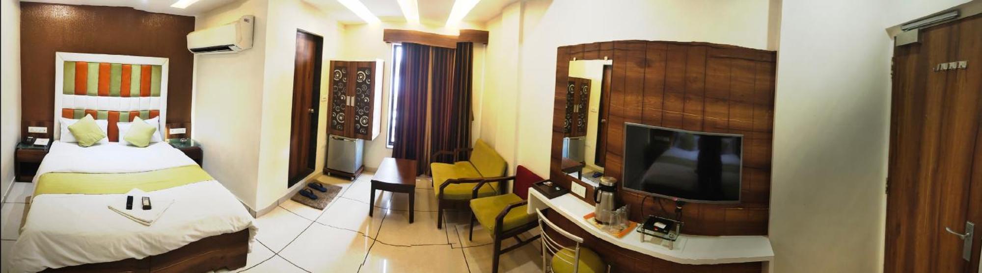 Hotel Zenith Surat Zewnętrze zdjęcie