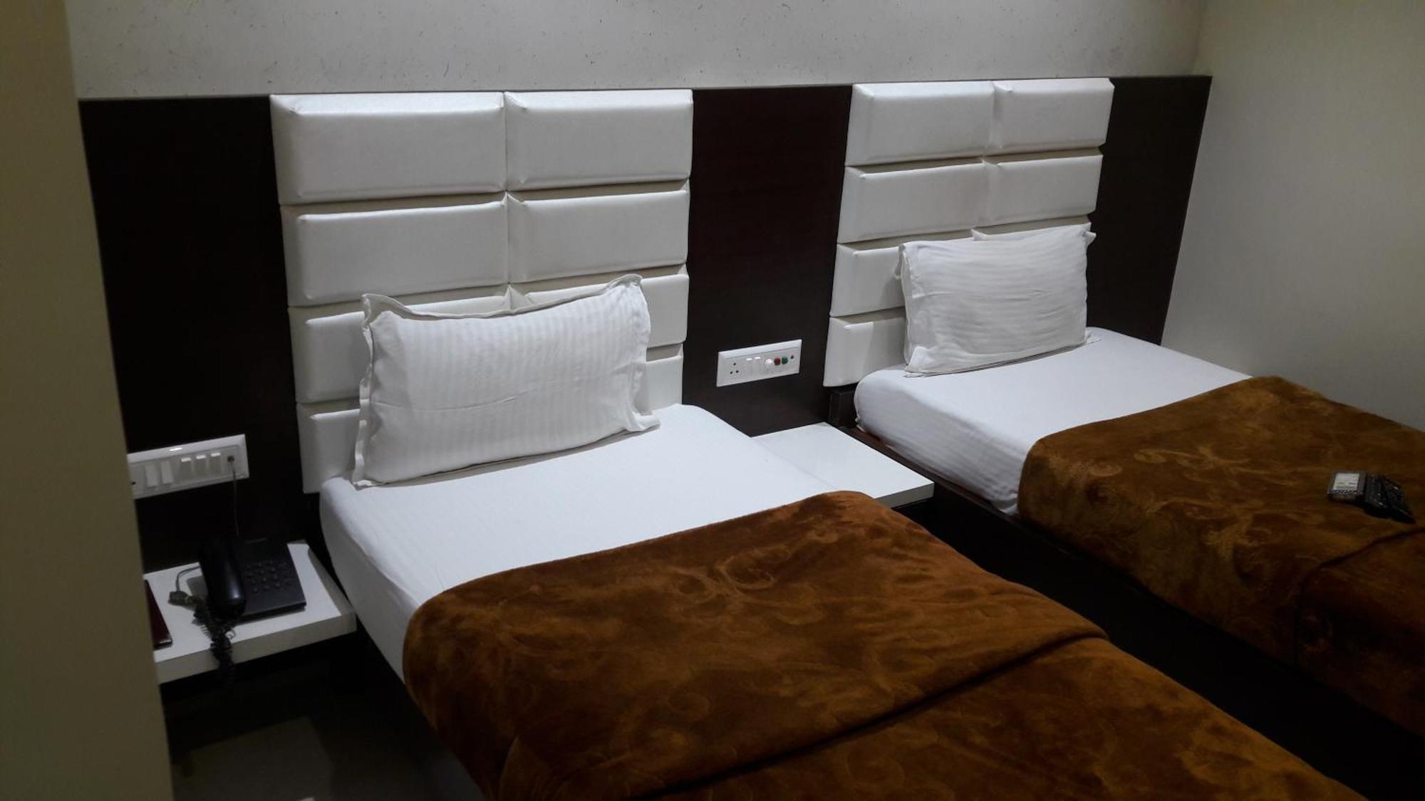 Hotel Zenith Surat Zewnętrze zdjęcie