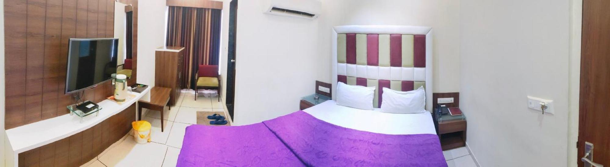 Hotel Zenith Surat Zewnętrze zdjęcie