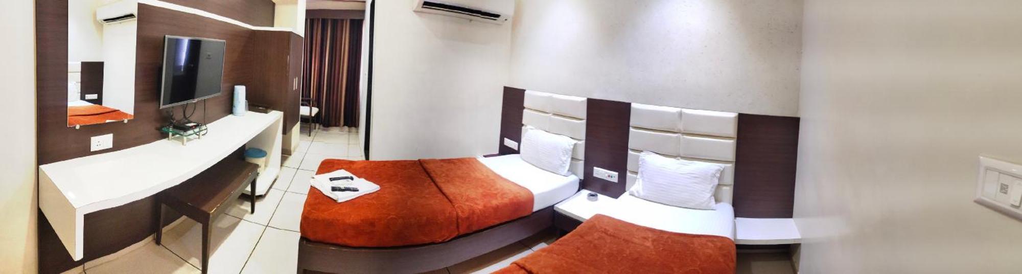 Hotel Zenith Surat Zewnętrze zdjęcie