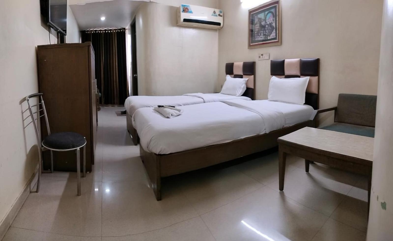 Hotel Zenith Surat Zewnętrze zdjęcie
