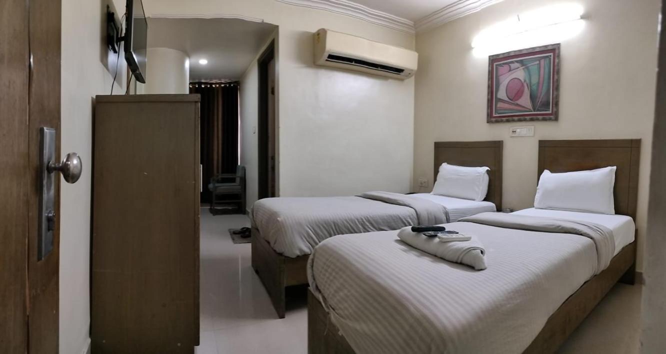 Hotel Zenith Surat Zewnętrze zdjęcie