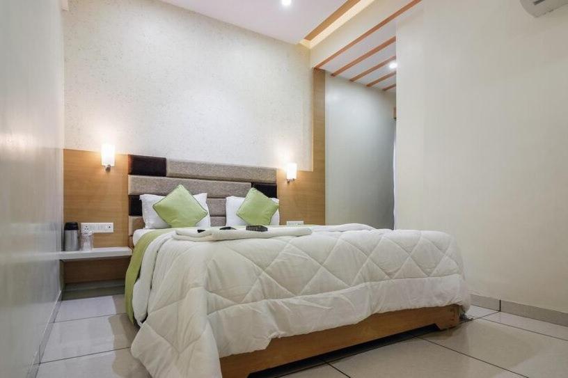 Hotel Zenith Surat Zewnętrze zdjęcie