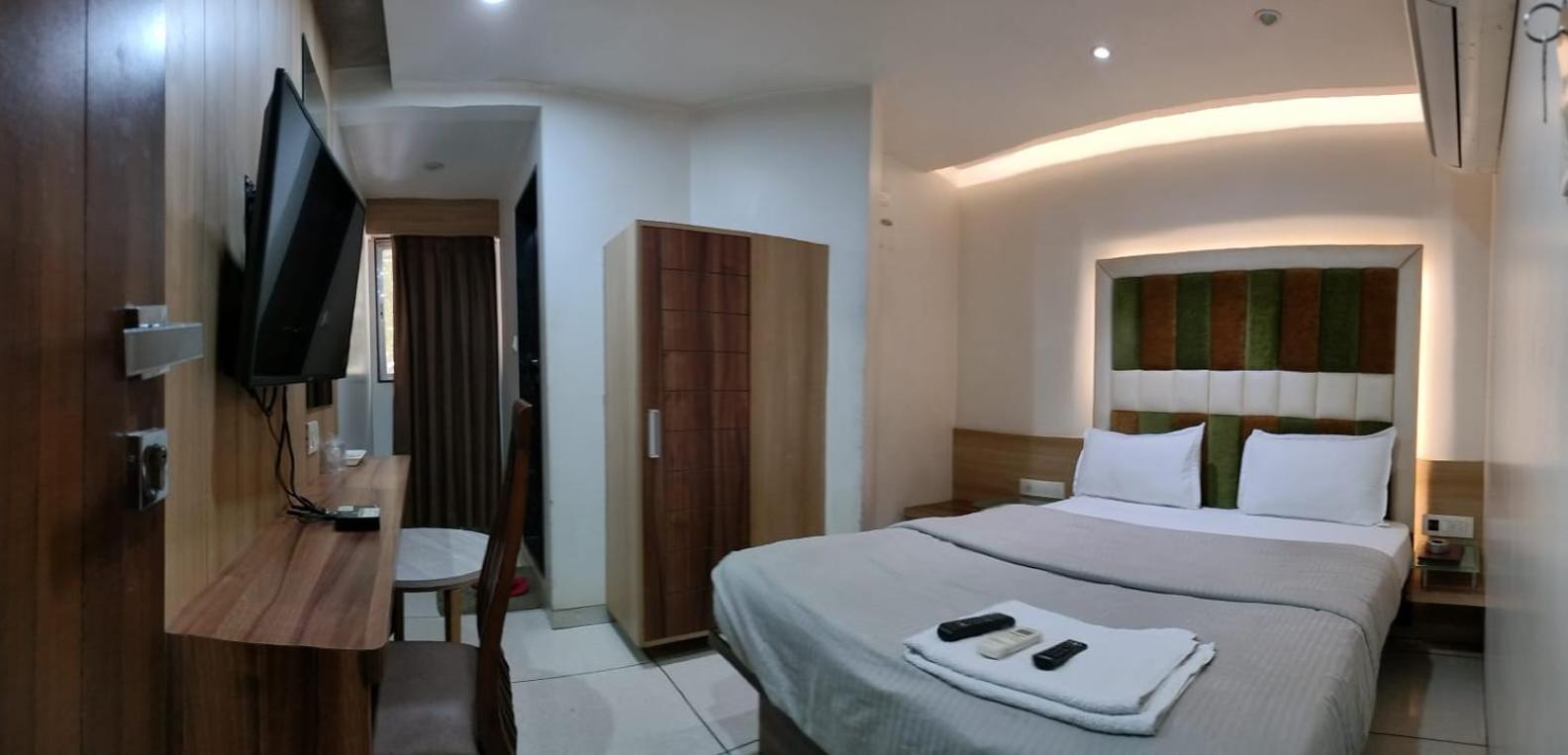Hotel Zenith Surat Zewnętrze zdjęcie