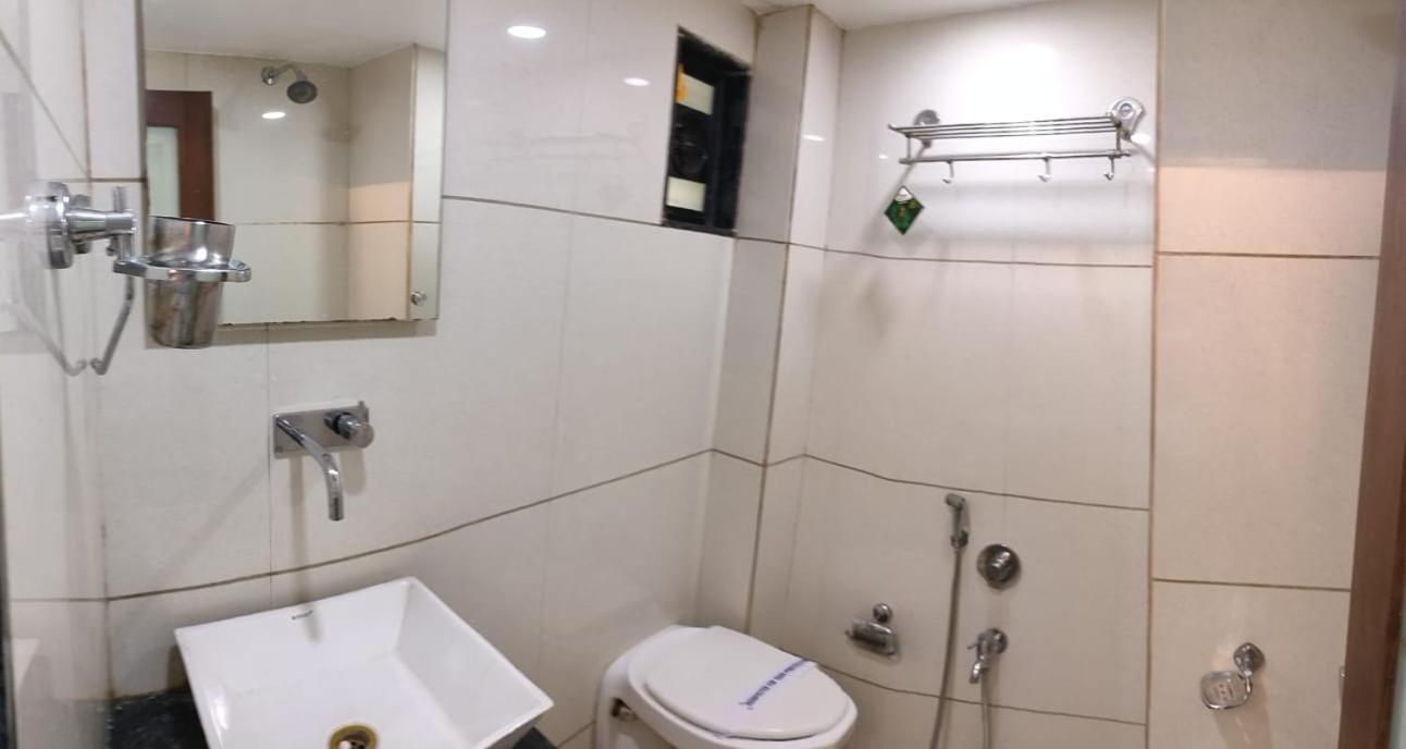 Hotel Zenith Surat Zewnętrze zdjęcie