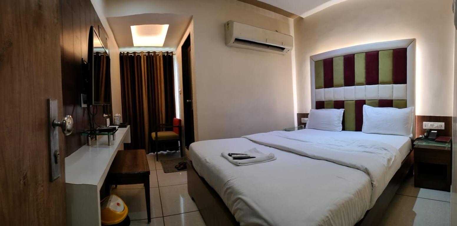 Hotel Zenith Surat Zewnętrze zdjęcie
