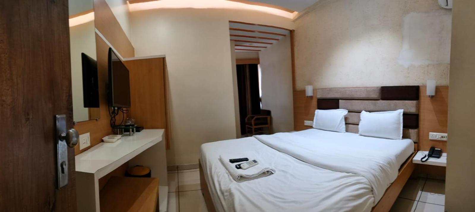 Hotel Zenith Surat Zewnętrze zdjęcie