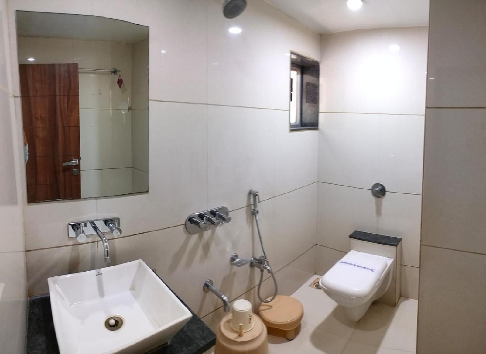 Hotel Zenith Surat Zewnętrze zdjęcie