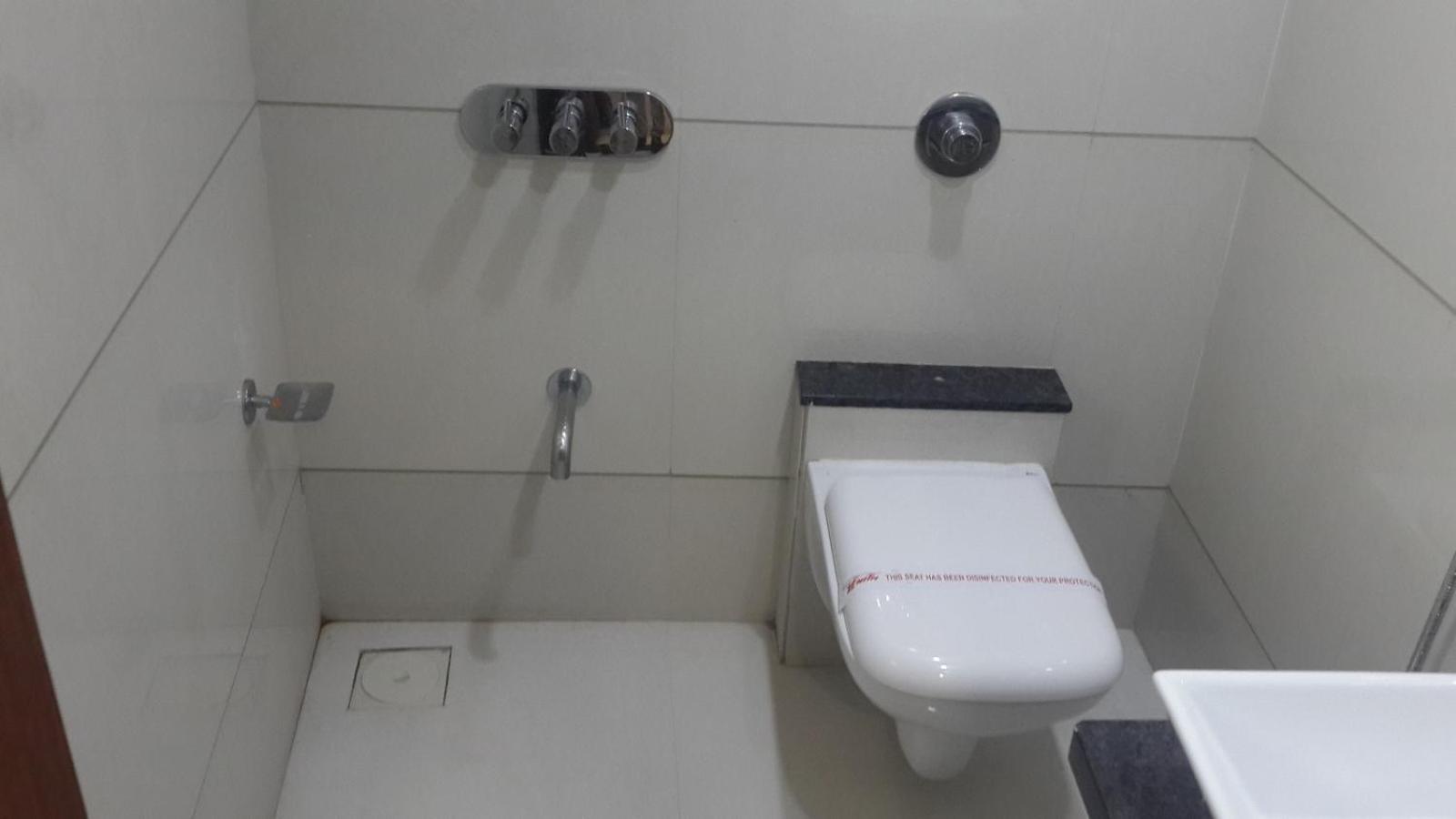 Hotel Zenith Surat Zewnętrze zdjęcie