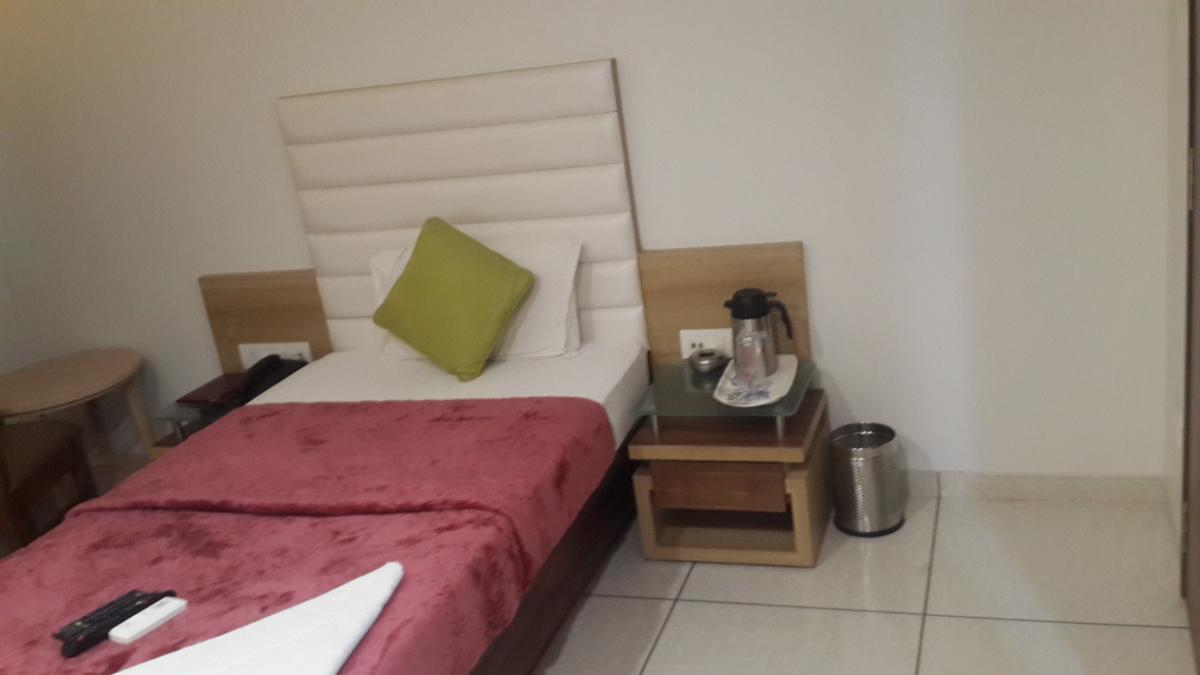 Hotel Zenith Surat Zewnętrze zdjęcie
