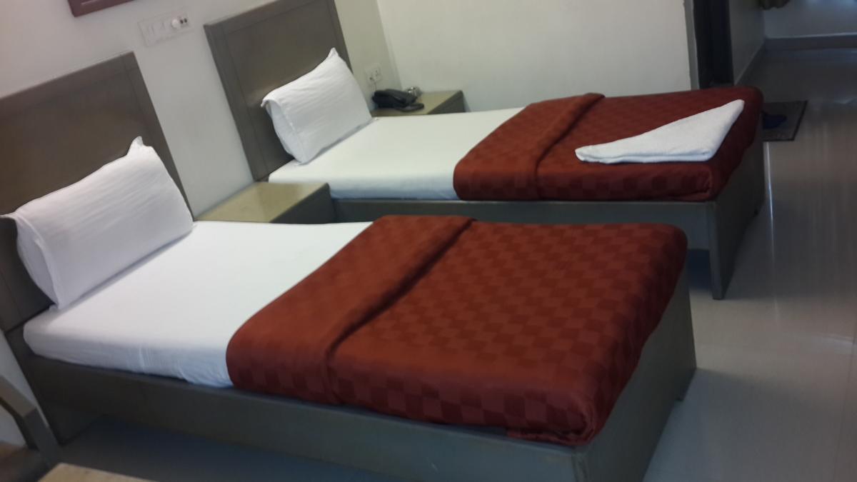 Hotel Zenith Surat Zewnętrze zdjęcie