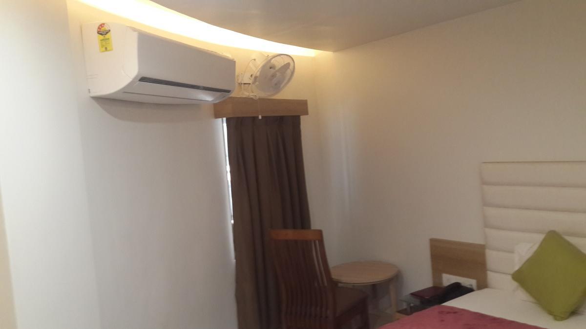 Hotel Zenith Surat Zewnętrze zdjęcie