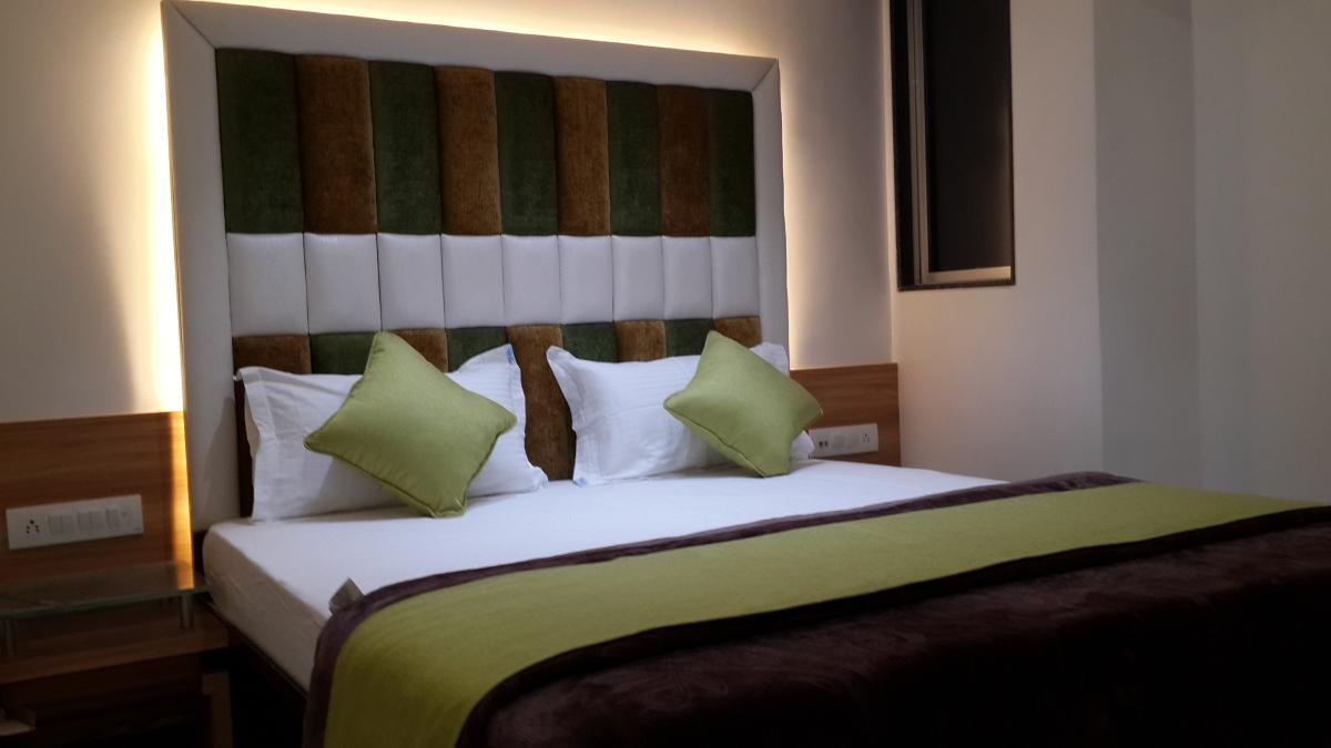 Hotel Zenith Surat Zewnętrze zdjęcie