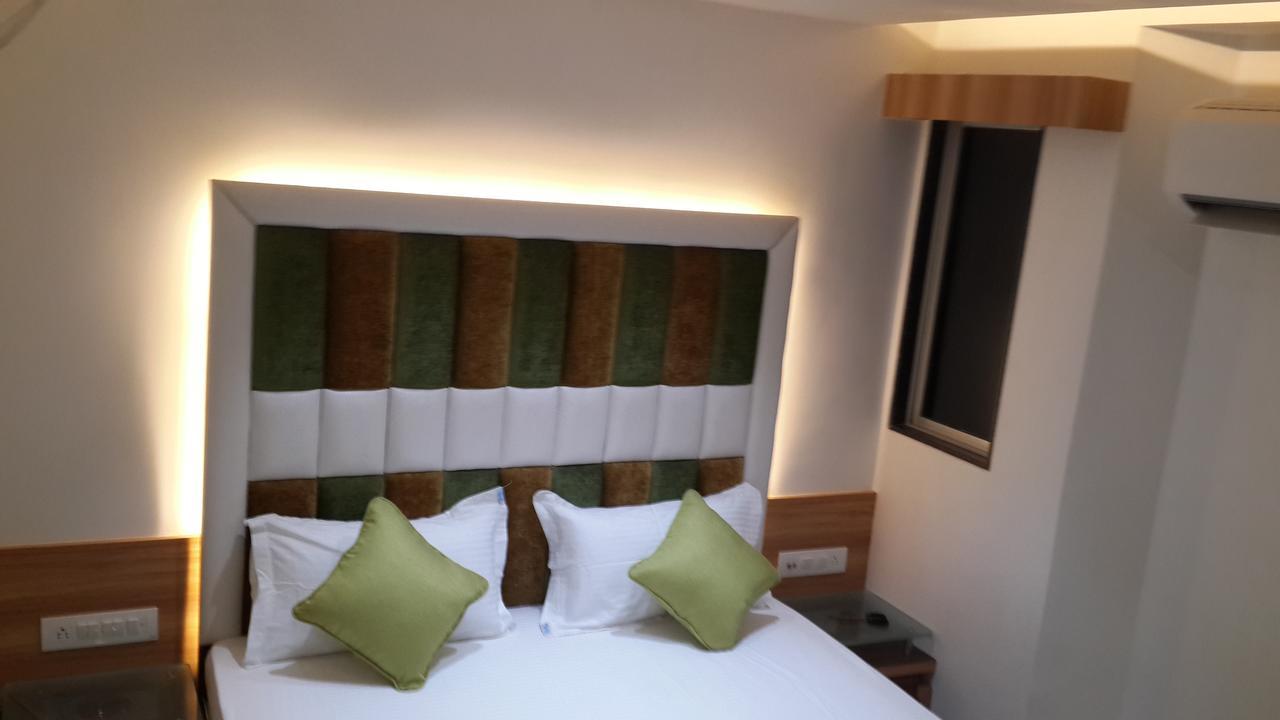 Hotel Zenith Surat Zewnętrze zdjęcie