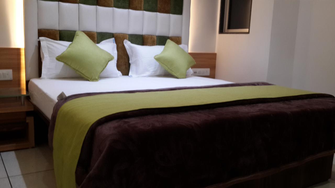 Hotel Zenith Surat Zewnętrze zdjęcie