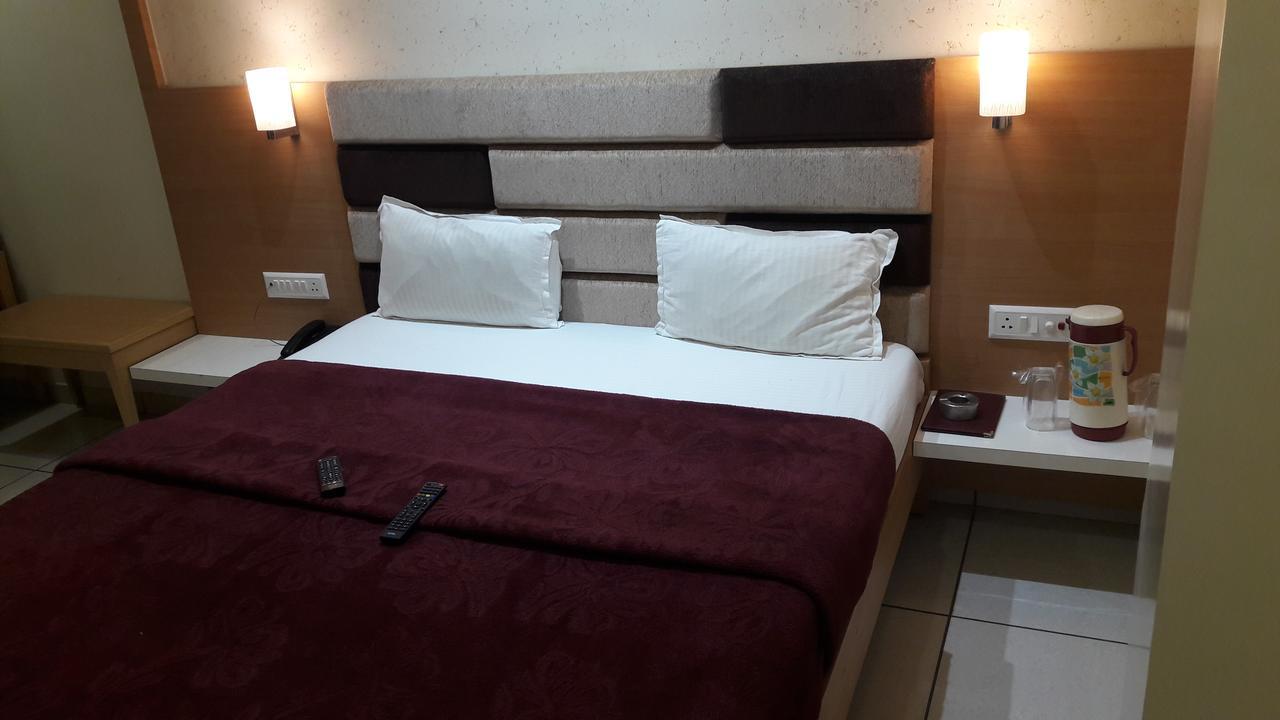 Hotel Zenith Surat Zewnętrze zdjęcie