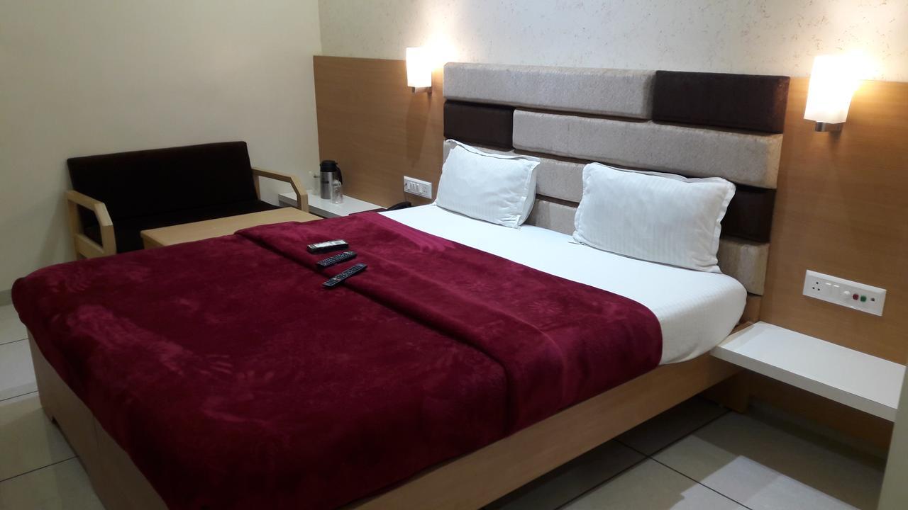 Hotel Zenith Surat Zewnętrze zdjęcie