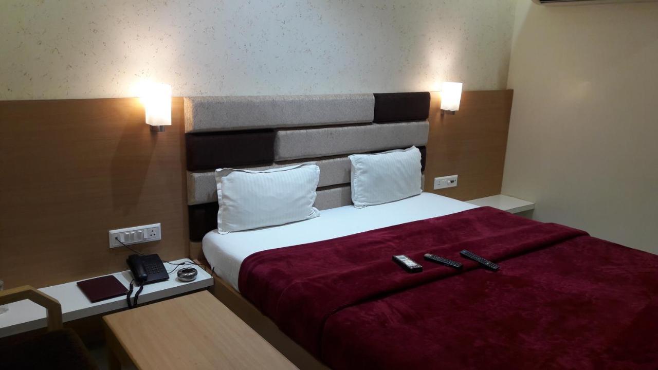 Hotel Zenith Surat Zewnętrze zdjęcie