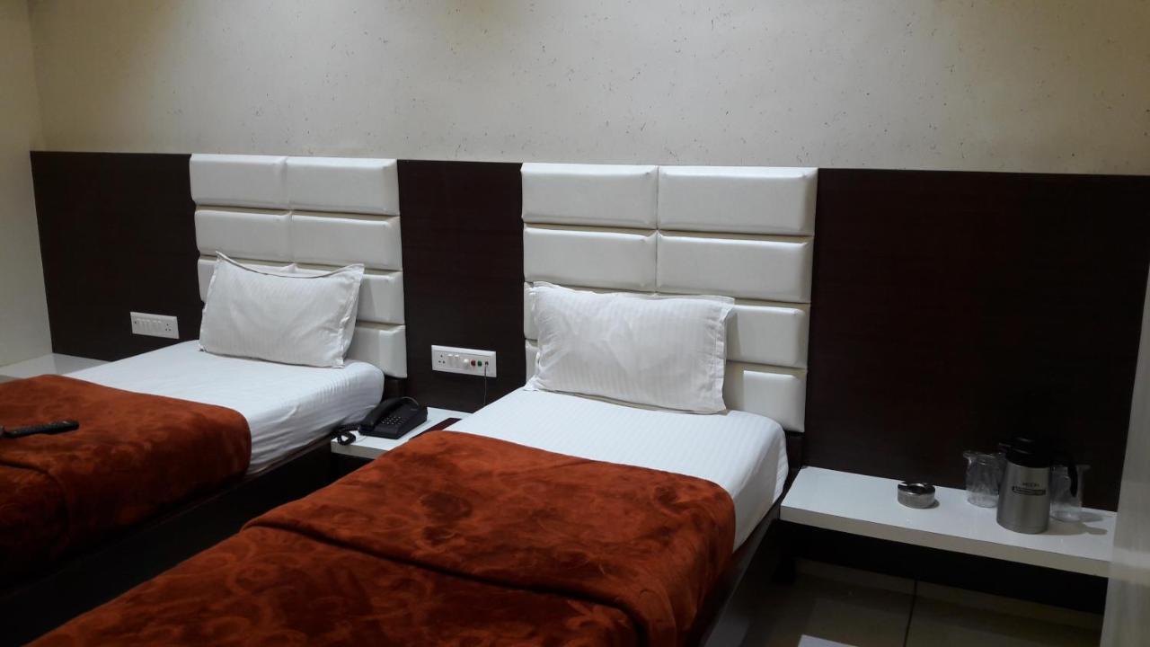 Hotel Zenith Surat Zewnętrze zdjęcie