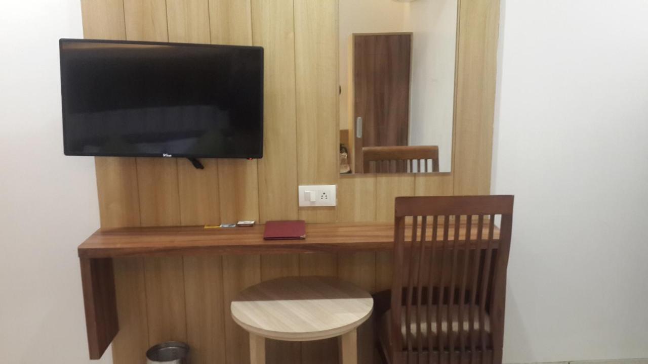 Hotel Zenith Surat Zewnętrze zdjęcie