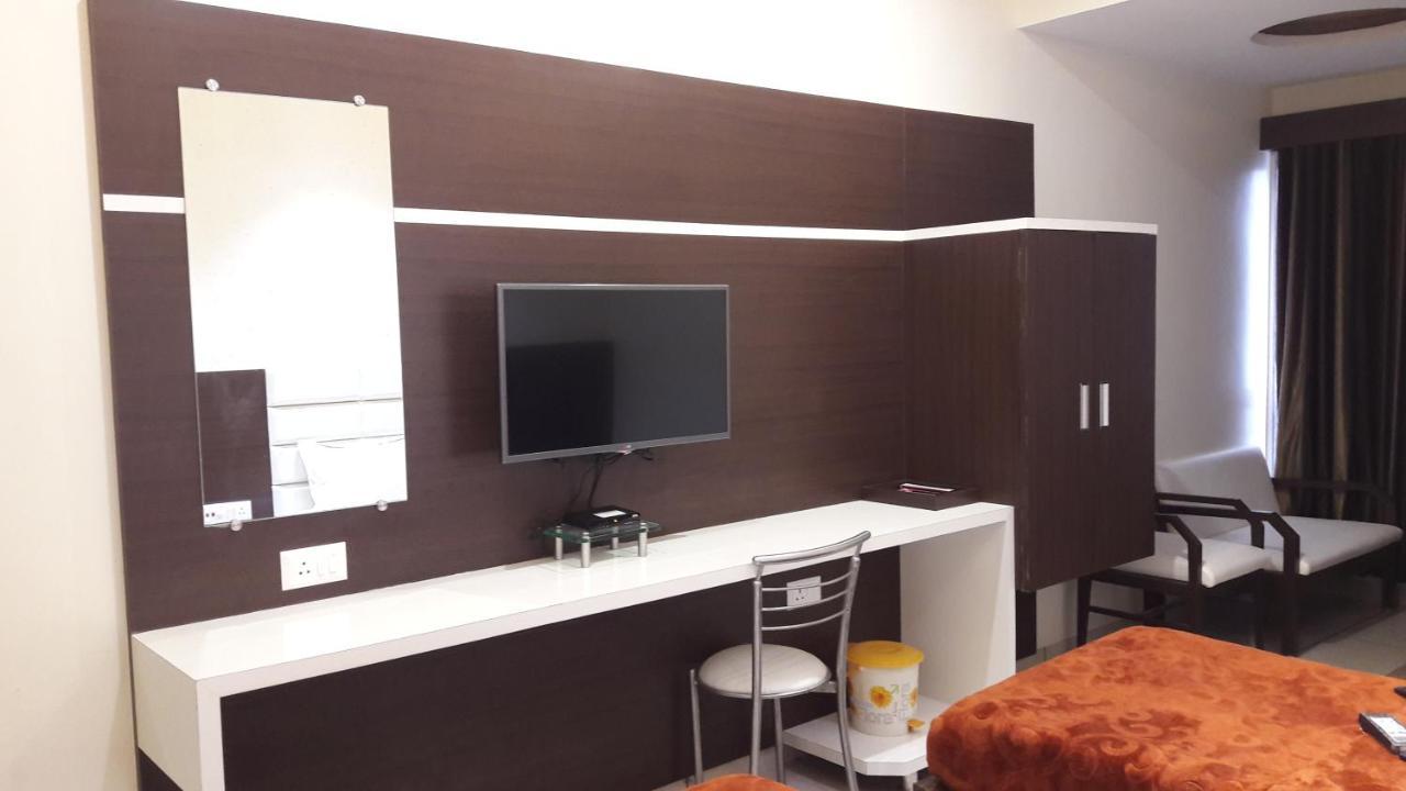 Hotel Zenith Surat Zewnętrze zdjęcie
